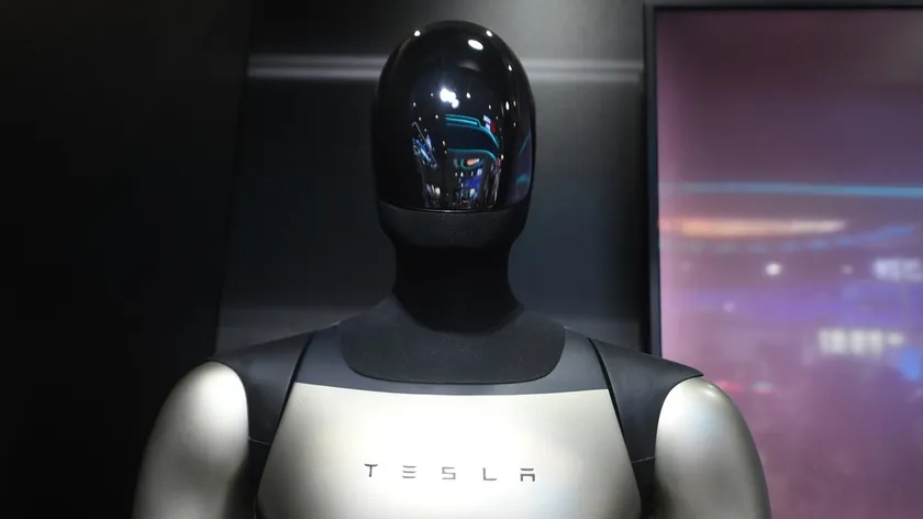 Tesla işçileri, yerlerini alabilecek Optimus robotlarını eğitmek istemiyor