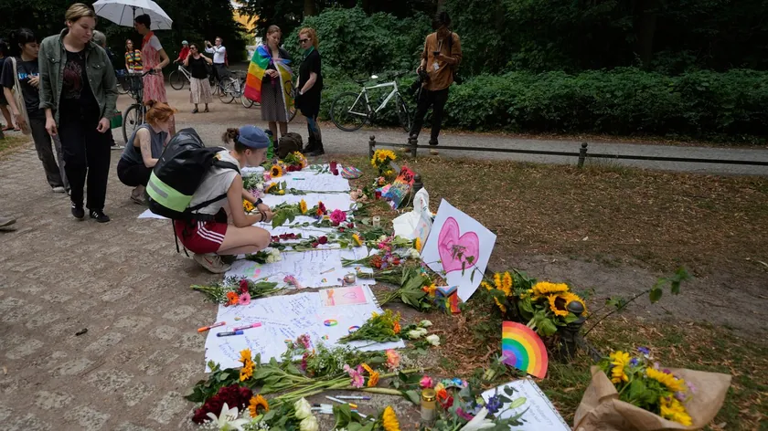 Berlin'de gurur yürüyüşüne yapılan saldırıda bir kişinin öldürüldüğü bildirildi.
