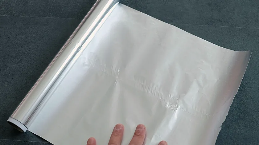 Aluminyum folyo kapının önüne koyun ve ne olduğunu görün