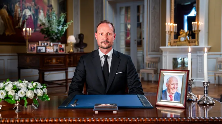 Norveç Kralı Hakon VIII, Ölmüş Babasına Saygı Gösterdi