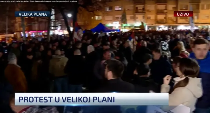 Sırbistan Velika Plana'da öğrenci ve vatandaşlar seçici kapatmaları protesto etti