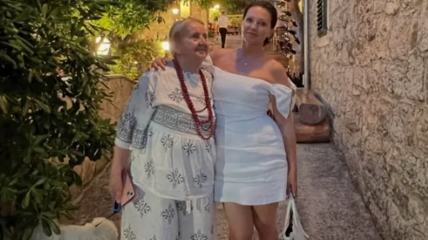 Nina Badrić her yıl Temmuz ayında ailesiyle Hvar'da özel bir geleneğe sahip.
