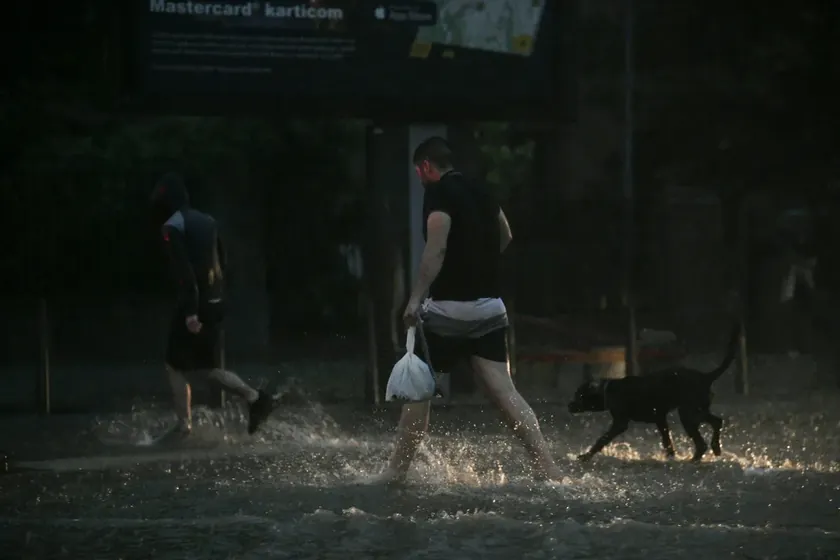 Hırvatistan'da Şiddetli Kar ve Fırtına Etkili Oldu, Tren Raydan Çıktı, Üç Yaralı