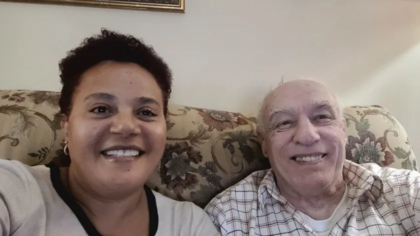 Taksistkinja, 88 yaşındaki adamla tanıştıktan sonra işini bıraktı ve ona bakmaya başladı.
