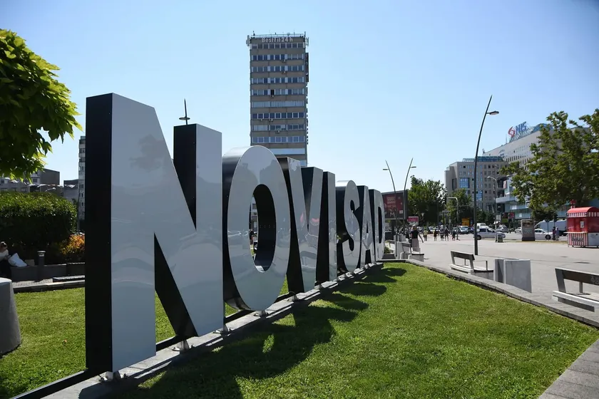 Sırbistan'ın Novi Sad şehrinde +384 poziv numarası ve çizilmiş bir grafik bulunmuştur.