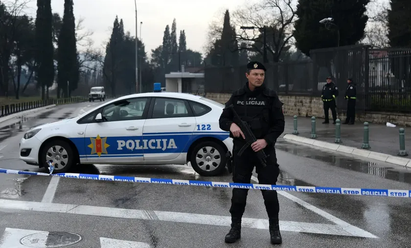 Budvanlı bir adam kendini savuşturup saldırgan genç adamı engelledi.