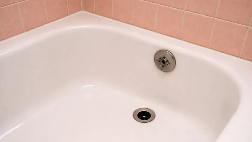 Eski küvet boyama tekniği banyoyu düşük maliyetle tamamen dönüştürüyor