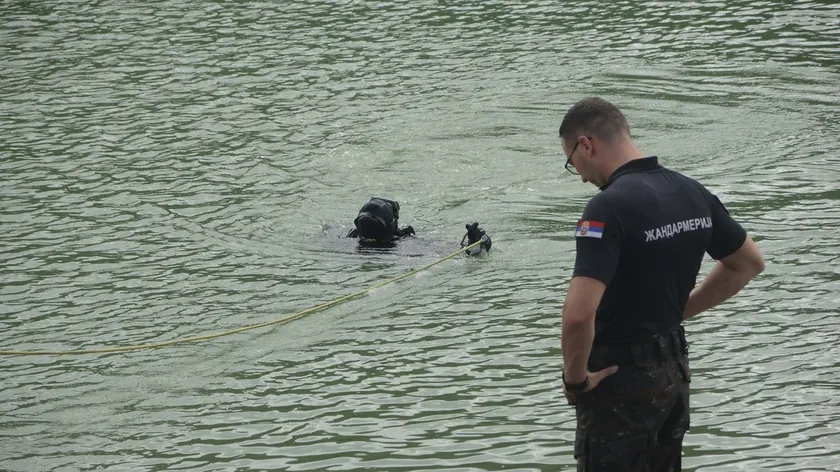 Üç kişi Užice'deki Gradska plajı'nda bir kenarda oturup içki içmiş, üçüncü kişi ayrıldıktan sonra ikisi de suya düşmüştür.