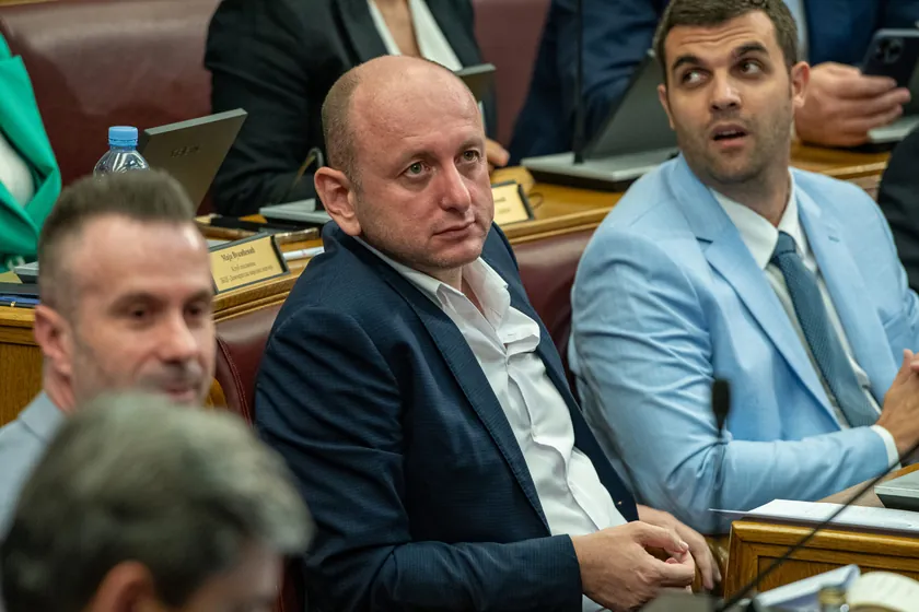 Knežević, çiçeği burnunda DNP Başkanı, ortaklarını protestolarla tehdit ediyor