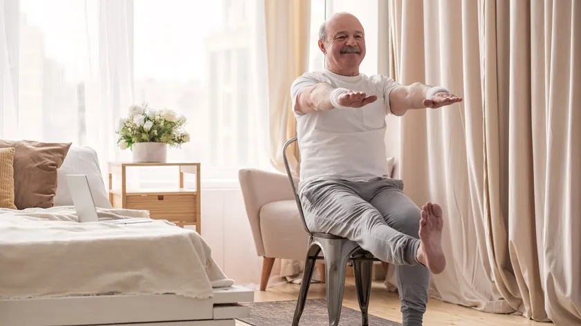Kolundaki güçlendirme için sandalye egzersizleri 60 yaş üstü bireyler için idealdir.