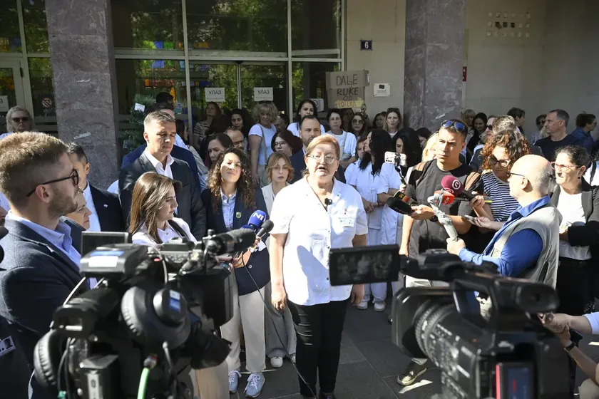 Sırbistan Cumhurbaşkanı Aleksandar Vučić'in sözünden sonra Apoteka Beograd çalışanlarının 16 aylık maaşlarını alacağı belirtildi ancak hala ödeme yapılmadı.