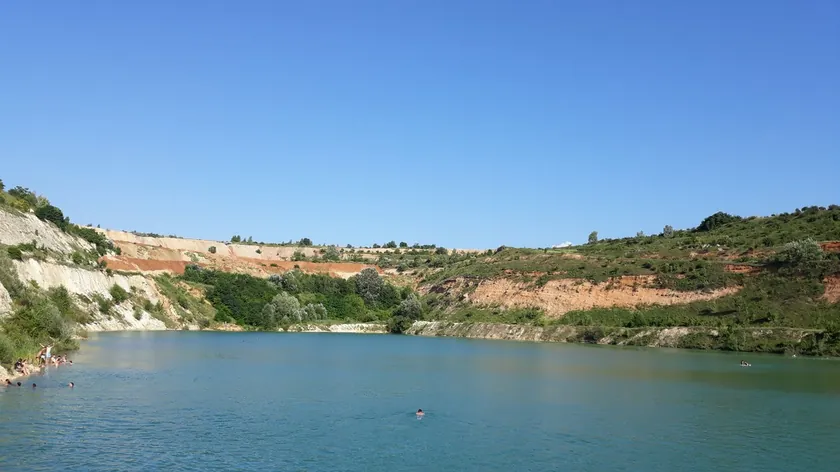 Sırbistan'da, Belgrad'a iki saat mesafede turkuaz suları ile yerel Zanzibar