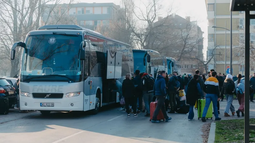 Sırbistan'da Novi Sad Üniversitesi'nin başarılı öğrencileri Kopaonik'e ücretsiz kayak tatili için uğurlandı