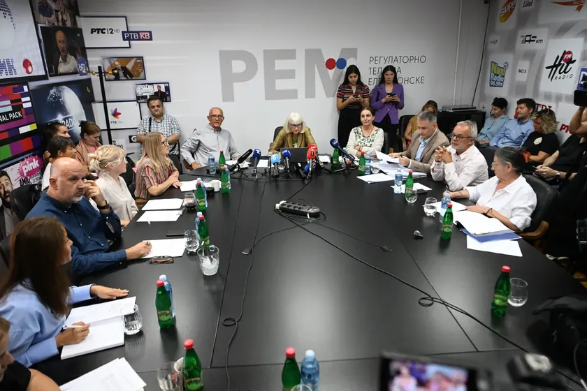 Sırbistan'ın elektronik medya düzenleyici kuruluşu REM'in başkan yardımcısı Informer'ı izbori kampanyasında izleyeceklerini belirtti.
