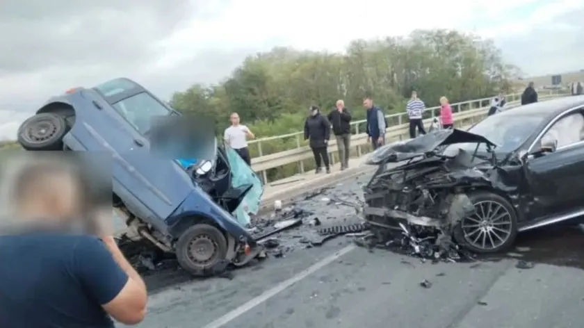 Sırpistan'da bir trafik kazasında anne öldü, üç çocuk yaralandı