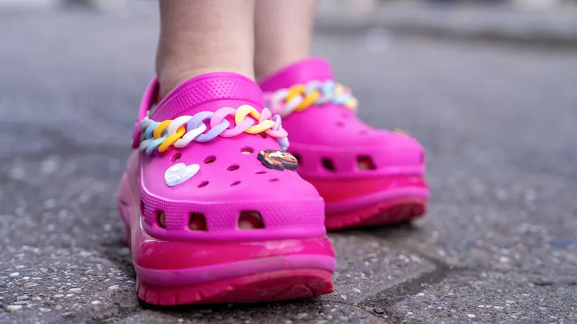 Sırbistan Uzmanları Popüler Crocs Ayakkabılarının Ayak Sağlığı Risklerine Dikkat Çekti