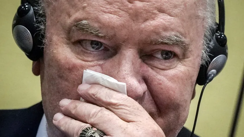Sırbistan'da doktor Ratko Mladić'in fotoğrafını paylaştığı için işinden çıkarıldı.