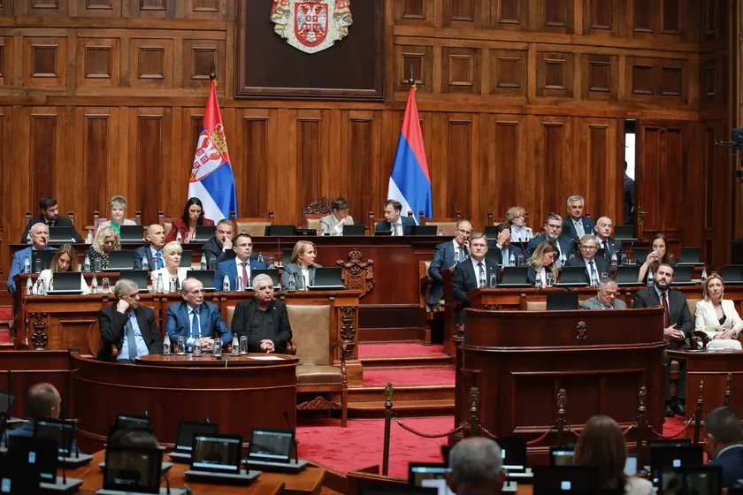 Sırbistan Parlamentosu'nda güvensizlik oylaması için görüşmeler devam ediyor.