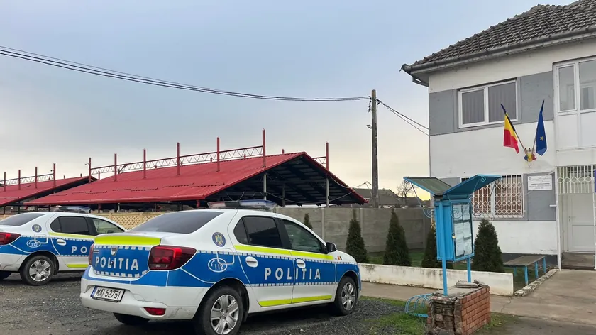 Romanya ordusu, Konstanca ilinde bir plajda düşen droneyi inceliyor.