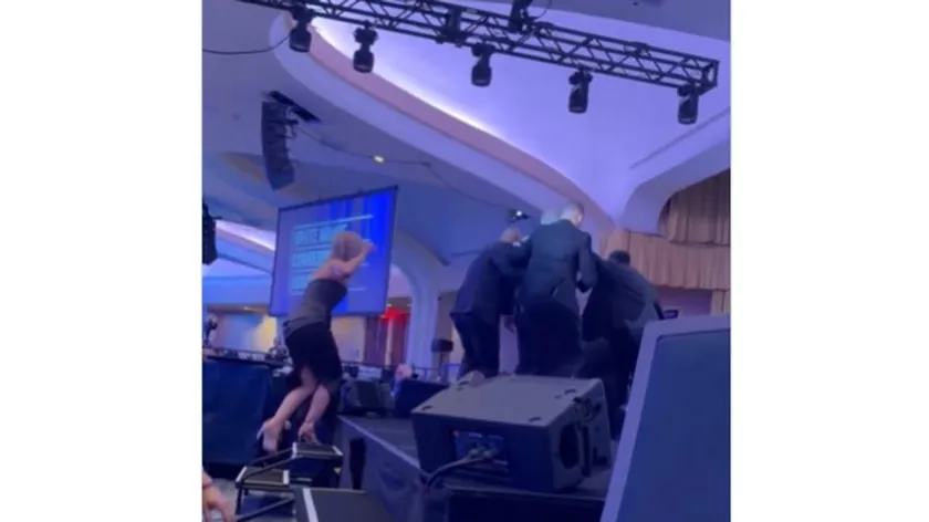 Washington'daki Trump Gala Yemeği Saldırısında Bakan Kennedy Eşini Yalnız Bıraktı