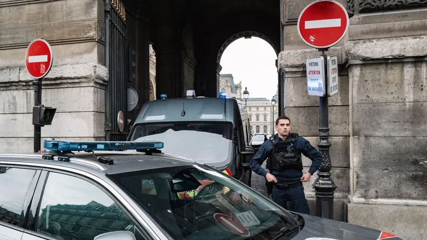 Fransa Paris'te Louvre Müzesi ziyaretinde götürülen mahkum güvenlikten kaçmayı başardı