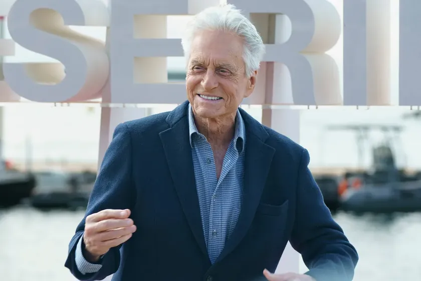 Michael Douglas anı kitabını yazmaya başladı, hayat hikayesini ekimde yayımlayacak