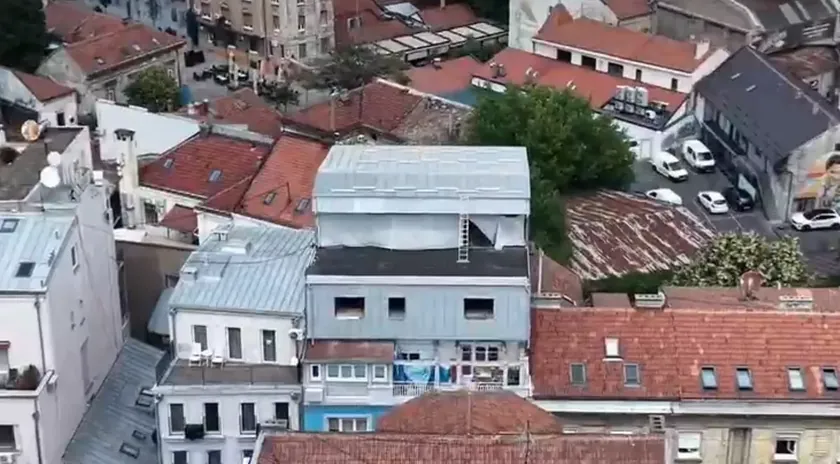 Sırbistan'da Skadarlija'da izinsiz iki kat inşa edildi.