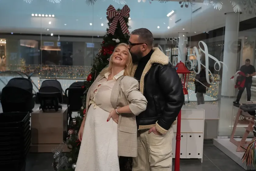 Sırp şarkıcılar Nikolina Kovač ve Saša Kapor üçüncü çocuklarını kucakladı