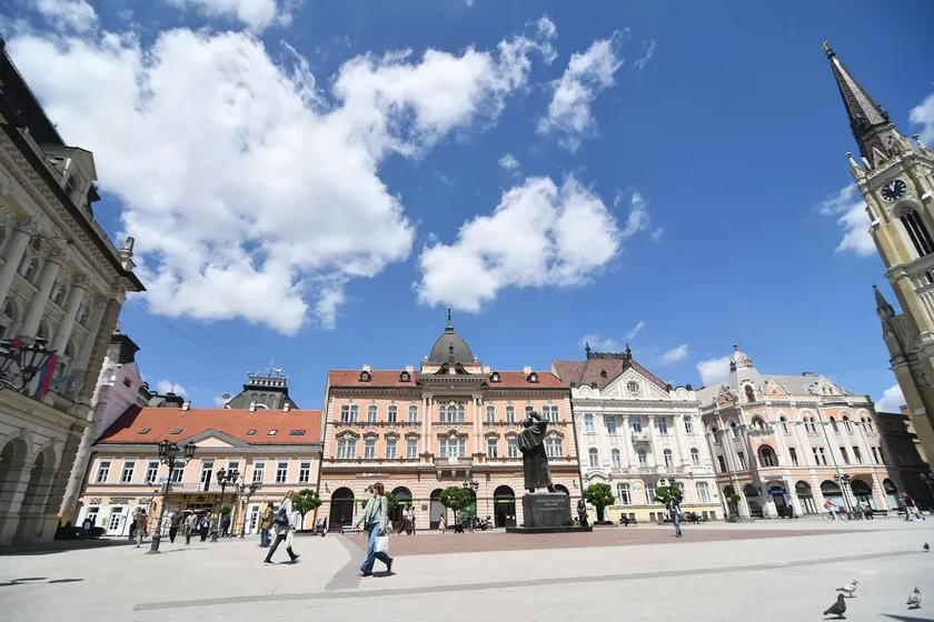 Sırbistan'da bugün çoğunlukla güneşli hava bekleniyor, ancak doğu ve güneydoğuda değişken bulutlu hava ve ikinci yarıda kısa süreli yağış ihtimali var.