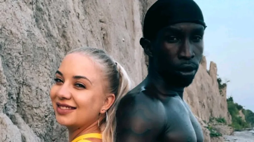 Kristina ve Sema'nın Uganda'dan gelen kızları için Afrika'ya taşındı, şimdi de bir ÇOCUKları var Kız bebekleri lavaborda yıkanıyor ve keyif alıyorlar, ama insanlar hala onların aşkına inanmıyor