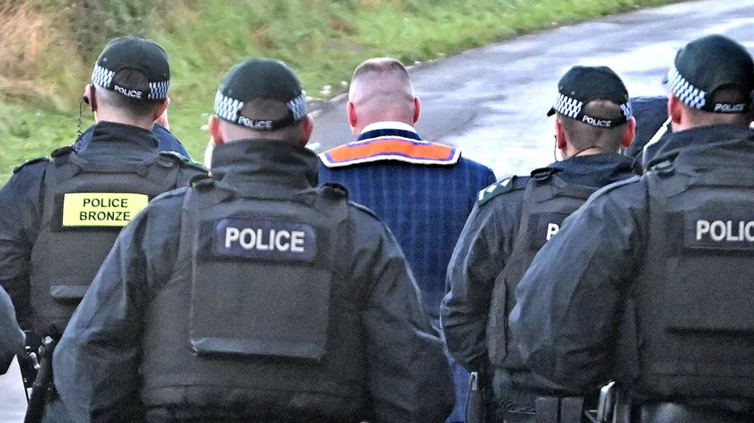 Kuzey İrlanda'da Oranj Tarikatı'nın neredeyse 30 yıl sonra ilk kez izin verilen yürüyüşü, milliyetçi göstericilerin yolu kapatmasıyla engellendi