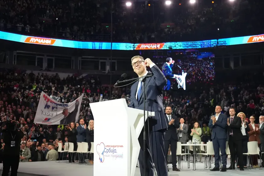 Sırbistan'da SNS Mitinginde Yevmiye Tartışması Mali Raporlara Yansımadı