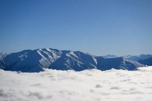 Yeni Zelanda'da kar yağışı ve soğuk hava koşulları nedeniyle okullar kapatıldı ve ulaşım aksadı.