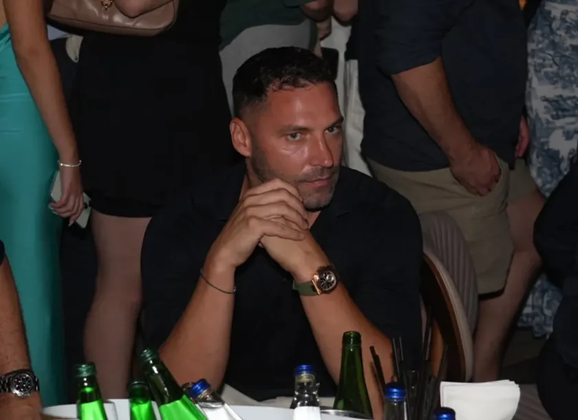 Jelena KarleuÅ¡a'nın eski eşi DuÅ¡ko ToÅ¡iÄ, onun Beograd'taki bir kulüpteki performansına katıldı.