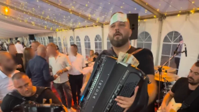 Borko Radivojević'in Konsertinde Elektrik Kesintisi Sonucu Müzik Devam Etti