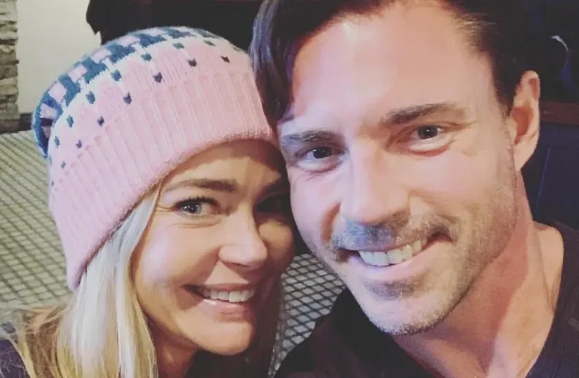 Kaliforniya mahkemesi oyuncu Richards'ın eski eşine nafaka ve avukatlık ücreti ödemesini kararlaştırdı.