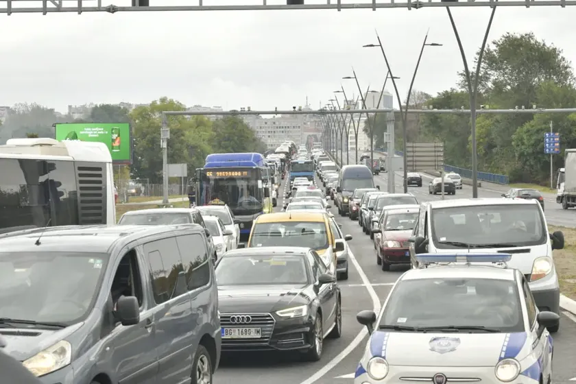 Sırbistan Belgrad'da Branko Köprüsü'nde zincirleme kaza yaşandı, bir kişi yaralandı