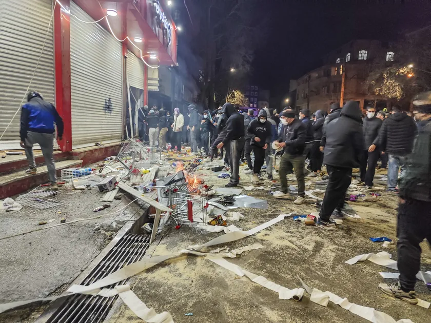 Tahran’da Tarihi Anlar: Bayrak İndirildi, Anıt Yıkıldı! Halk Sokaklara Döküldü
