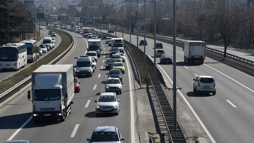 Sırbistan otoyollarında sürücülerin sol şeridi sürekli işgal etmesi trafik akışını ve güvenliği tehdit ediyor