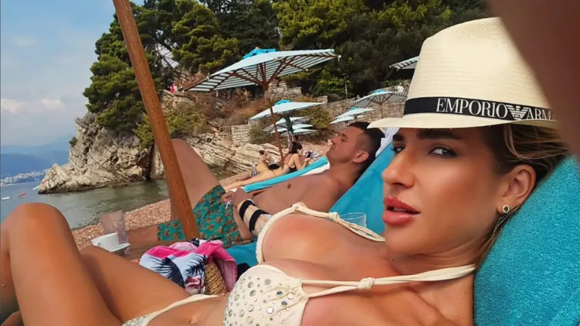 Jovana Jeremić Karadağ'da Tigri ile tatilde keyif yapıyor.