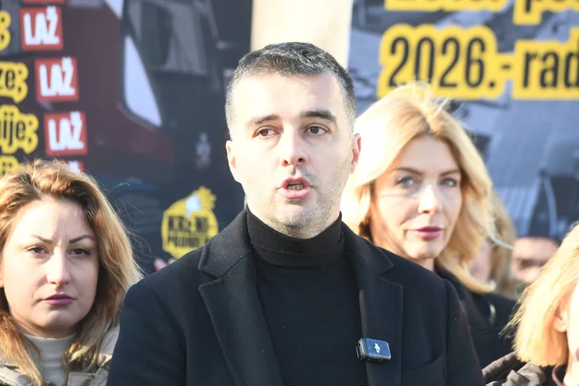 Öğrenciler Beograd'da "Bilgi Güçtür" Protestosu Düzenliyor