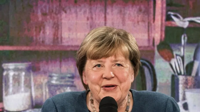 Angela Merkel vatandaşları demokratik değerleri savunmaya çağırıyor.
