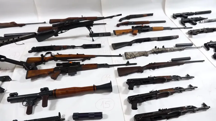 Sırbistan'da yeni bir sila ve mühimmat yasası yürürlüğe girdi Bazı vatandaş gruplarına karşı drakonske cezalar uygulanacak.
