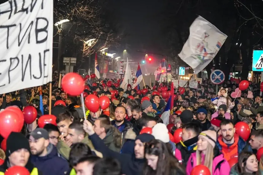 Valjevo'ya yürüyen öğrencilere kentte büyük bir coşkuyla karşılama