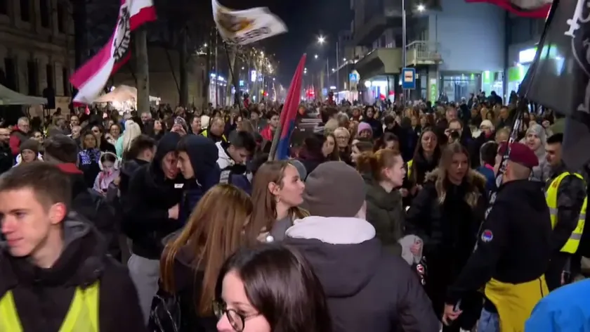 Valjevo'da polis şiddetinin altı ayına yönelik anma protestosu başladı.
