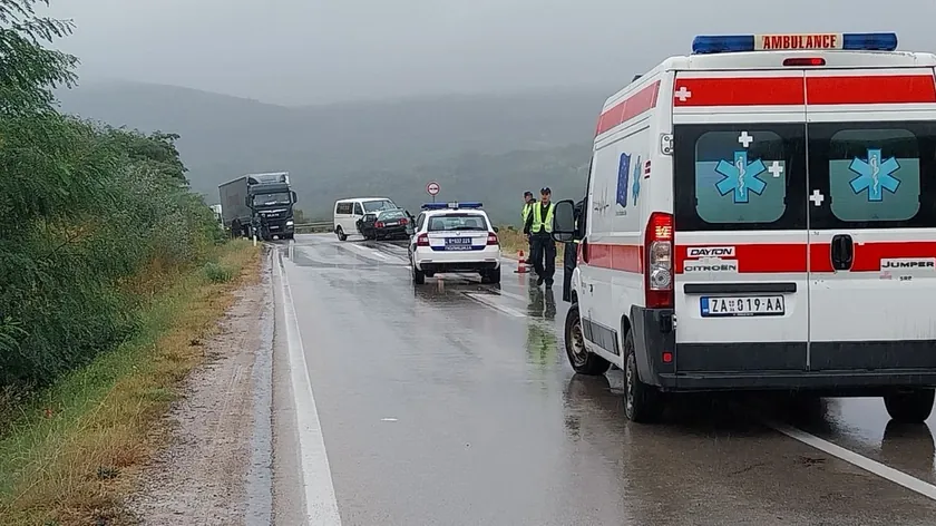 Sırbistan Čačak'ta iki aracın çarpıştığı kazada üç genç yaralandı