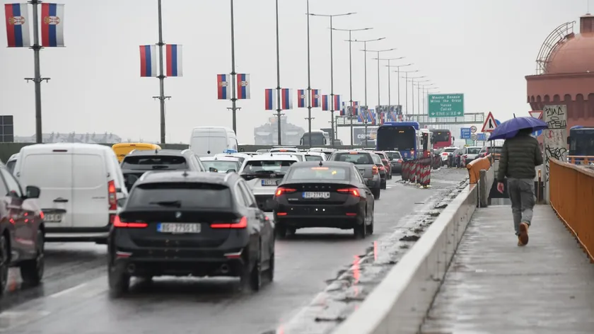 İkinci el kış lastiği alırken fiyattan önce lastiğin yaşı ve diş derinliği kontrol edilmeli