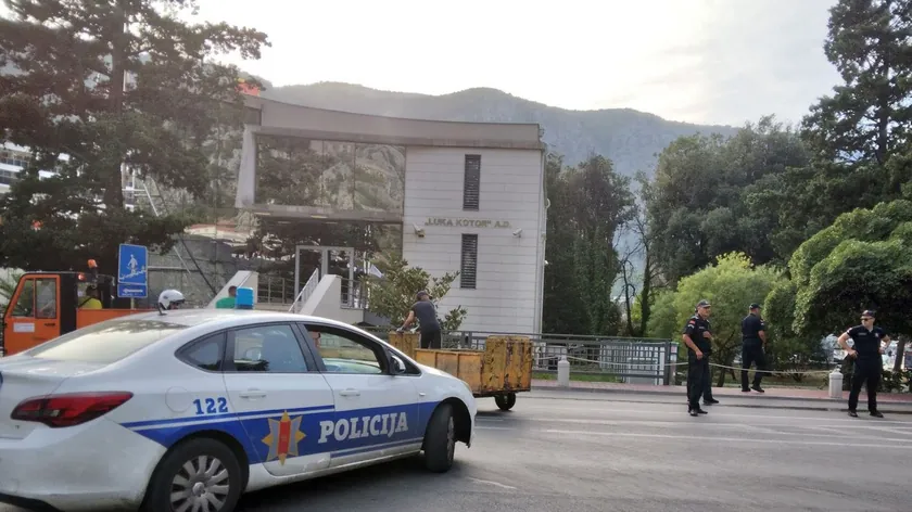 Nikšić'te bir okul binasında yangın çıktı, iki çocuk da dumanlığa kapıldı.