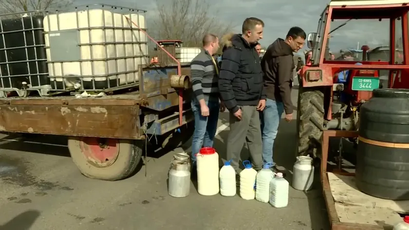 Sırbistan'da süt üreticileri talepleri karşılanmazsa gübre dökme tehdidinde bulundu