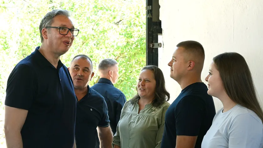 Vučić Onlara oy verirseniz 200 dinara karşılığında euro alacak ve maaşlarınız düşecek - Bizde öyle olmayacak.